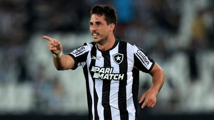 Gabriel Pires: Botafogo midfielder likes a card
